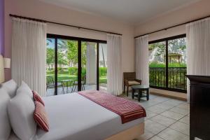 sypialnia z łóżkiem i balkonem w obiekcie Jaz Makadi Saraya Palms w mieście Hurghada