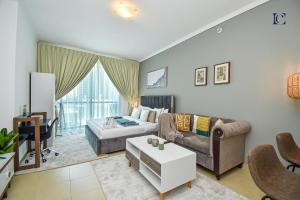 Posezení v ubytování Luxury Escapes - Modern Studio near Metro in X1 Tower JLT