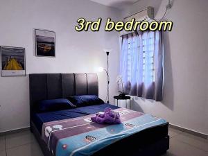 a bedroom with a bed with a bedroom sign at SSR Stay n rest 887芙蓉休闲站民宿 in Seremban