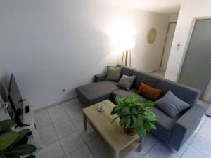 sala de estar con sofá y mesa en Appartement refait à neuf à 500m de la plage, en Torreilles