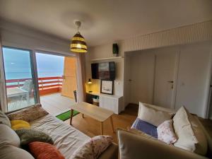 sala de estar con sofá y vistas al océano en Jardin del Mar, en La Manga del Mar Menor