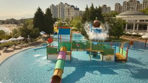 um escorrega aquático num resort com parque aquático em Dreams Sunny Beach Resort and Spa - Premium All Inclusive em Sunny Beach