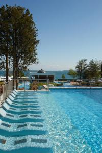 uma grande piscina com água azul e árvores em Dreams Sunny Beach Resort and Spa - Premium All Inclusive em Sunny Beach