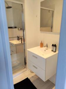 uma casa de banho com um chuveiro, um lavatório e um espelho. em La Casa - The Candy Cane em Amiens