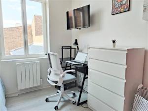 um quarto com uma secretária com uma cadeira e um computador portátil em La Casa - The Candy Cane em Amiens