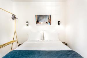 1 dormitorio con 1 cama con espejo encima en Quatre Septembre en París