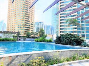 Bazén v ubytování Stunning Apartment with balcony Marina View nebo v jeho okolí