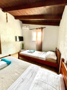 sypialnia z 2 łóżkami i oknem w obiekcie Villa Archontissa w mieście Kavros
