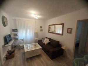 sala de estar con sofá y mesa de centro en Stunning apartment at beach en Caldes d'Estrac