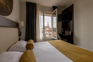 una habitación de hotel con un osito de peluche en la cama en Brit Hotel Europ Bergerac, en Bergerac