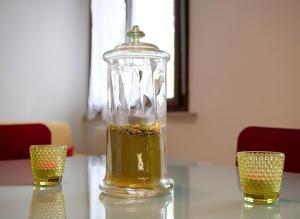 un frasco de vidrio lleno de líquido sentado en una mesa en [house in color], en SantʼAntonio