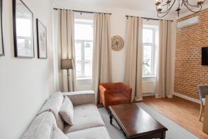 sala de estar con sofá y mesa en SevenEleven Apartments en Chernivtsi