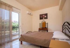 A bed or beds in a room at Filippos Green Villa