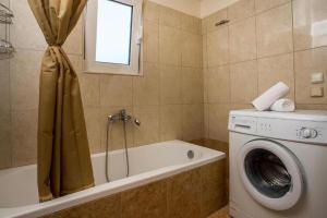 A bathroom at Filippos Green Villa