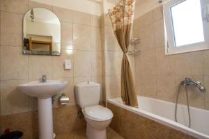 A bathroom at Filippos Green Villa
