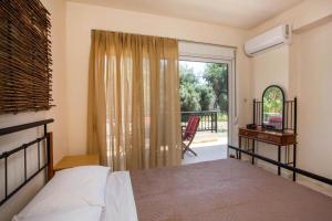 A bed or beds in a room at Filippos Green Villa
