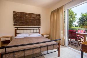 A bed or beds in a room at Filippos Green Villa