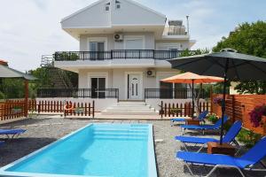 una casa con piscina frente a una casa en Filippos Green Villa, en Ialisos