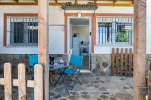 patio con mesa y sillas y cocina en Casa Vistas al Mar Bolonia 2, en Tarifa