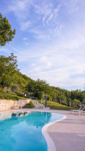 a swimming pool with blue water in a yard at Casa Bartoccio - Casa vacanze in Fermignano