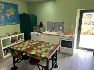 Η κουζίνα ή μικρή κουζίνα στο Gîte Evasion de la Maison Blanche 4p