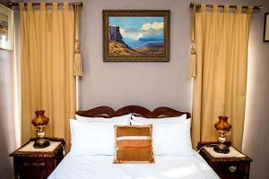 Sea ViewにあるaHa Guest Houseのベッドルーム1室(白いベッド1台、ナイトスタンド2台、絵画付) +50枚の写真