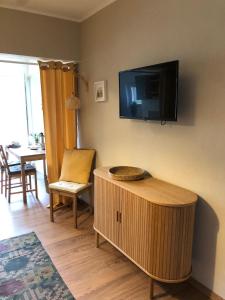 ein Wohnzimmer mit einem Flachbild-TV an der Wand in der Unterkunft Auszeit am Eifelsteig in Daun