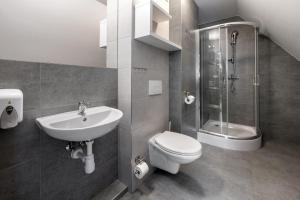 ビャウカにあるAmeliaのバスルーム(トイレ、洗面台、シャワー付)