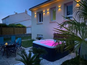 Bazen u ili blizu objekta Villa Avec JACCUZI à La Roche sur Yon 8 personnes