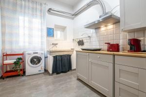 a kitchen with a washer and dryer in it at Super Mario Sea House in Livorno