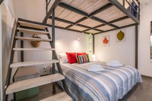 1 dormitorio con litera y escalera en Super Mario Sea House, en Livorno