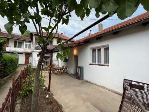 een wit huis met een hek en een patio bij Apartment-Rubin in Pristina