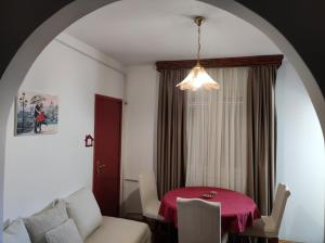 une salle à manger avec une table rouge et une chaise dans l'établissement Elpa, à Belgrade