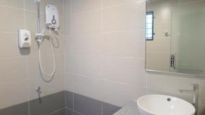 W łazience znajduje się prysznic i umywalka. w obiekcie Promenade Service Apartment w mieście Kota Kinabalu
