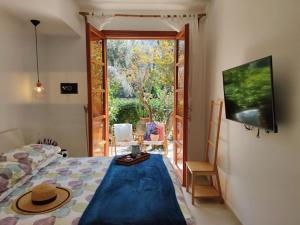 テッラジーニにあるPanoramic Villa with Heated Pool & Whirlpool, WI-FI, Garden - Beach Side - 200mt from the seaの帽子が置かれたベッドのある寝室