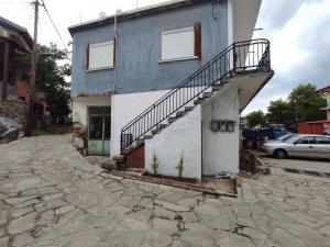una casa con una escalera en el lateral de ella en NP Apartment, en Megáli Panayía