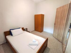 um quarto com uma cama e um armário de madeira em NP Apartment em Megáli Panayía