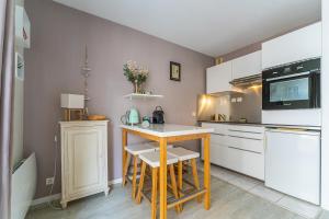 a kitchen with a small table and a counter at Alienor - Charmant appartement plein coeur dArcachon in Arcachon