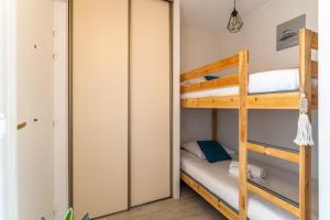 a bedroom with two bunk beds and a closet at Alienor - Charmant appartement plein coeur dArcachon in Arcachon