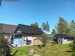 une maison avec une terrasse couverte et une cour dans l'établissement Kabyssen Torsö Mariestad, à Vilsten