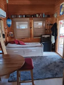 ein Schlafzimmer mit einem Bett in einem winzigen Haus in der Unterkunft Kabyssen Torsö Mariestad in Vilsten