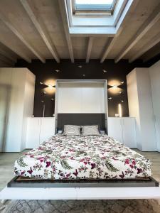 una camera con un grande letto di I Particolari a Lerici