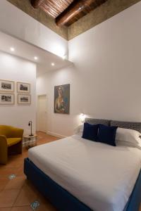 ein Schlafzimmer mit einem großen Bett und einem Sofa in der Unterkunft Eleonora Suites in Neapel