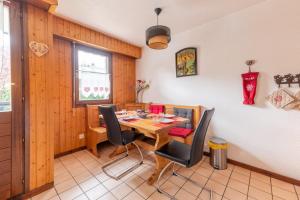 uma sala de jantar com uma mesa de madeira e cadeiras em Cosy Criou - Appartement avec vue sur la montagne em Samoëns