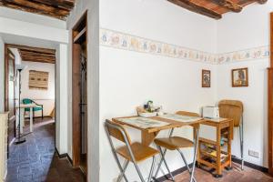 cocina y comedor con mesa y sillas en Abbacca-là appartamento 1, en Lucca