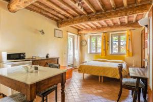 1 dormitorio con 1 cama y 1 mesa en una habitación en Abbacca-là appartamento 2, en Lucca