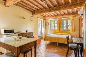 una camera da letto con un letto e un tavolo in una stanza di Abbacca-là appartamento 2 a Lucca