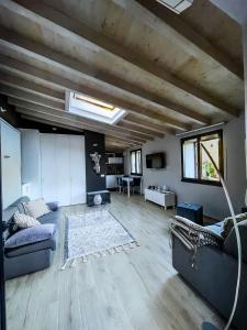 un ampio soggiorno con soffitto in legno e divano di I Particolari a Lerici