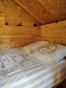 PringyにあるL'ETAPE PARIS-FONTAINEBLEAUの木製の天井の客室のベッド1台分です。