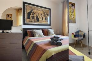 ein Schlafzimmer mit einem Bett mit einem Teddybär drauf in der Unterkunft F&G 71100 - luminosissimo in zona tranquilla e riservata - box auto privato su richiesta in Foggia